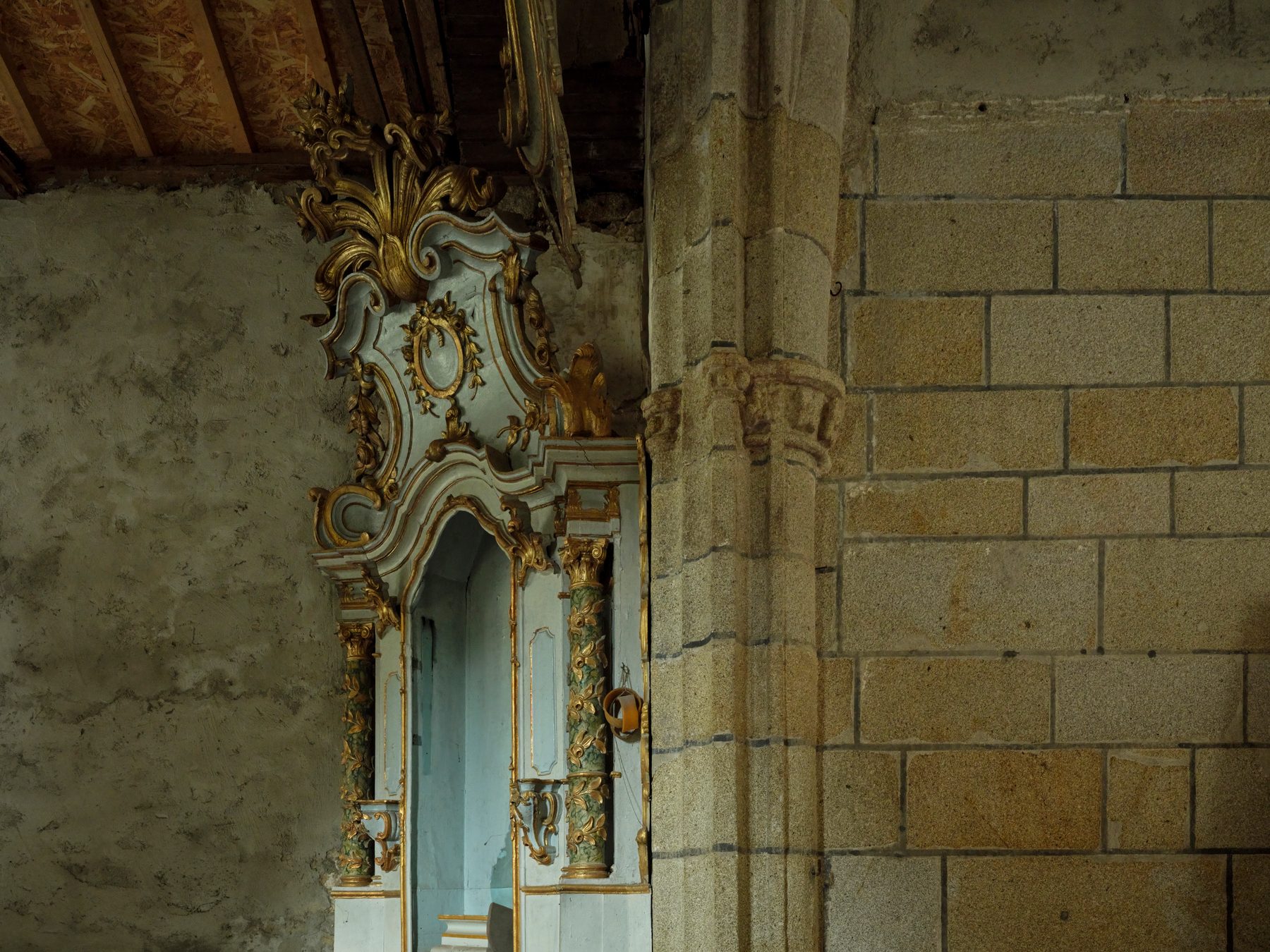Altar dourado da antiga Igreja de Retorta, junto à coluna de granito