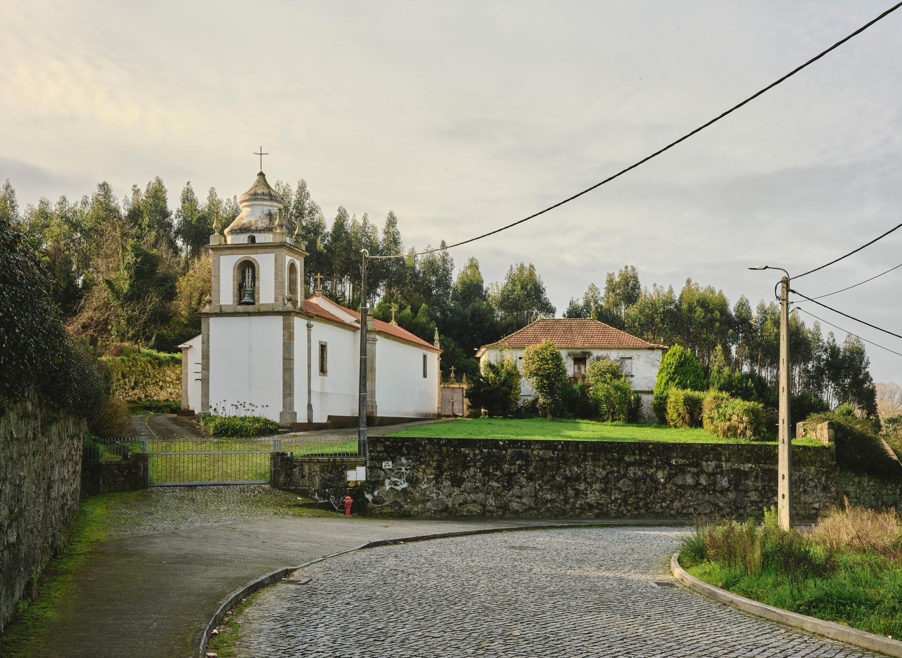 A antiga Igreja de Retorta e a casa do padre, ao fim da tarde