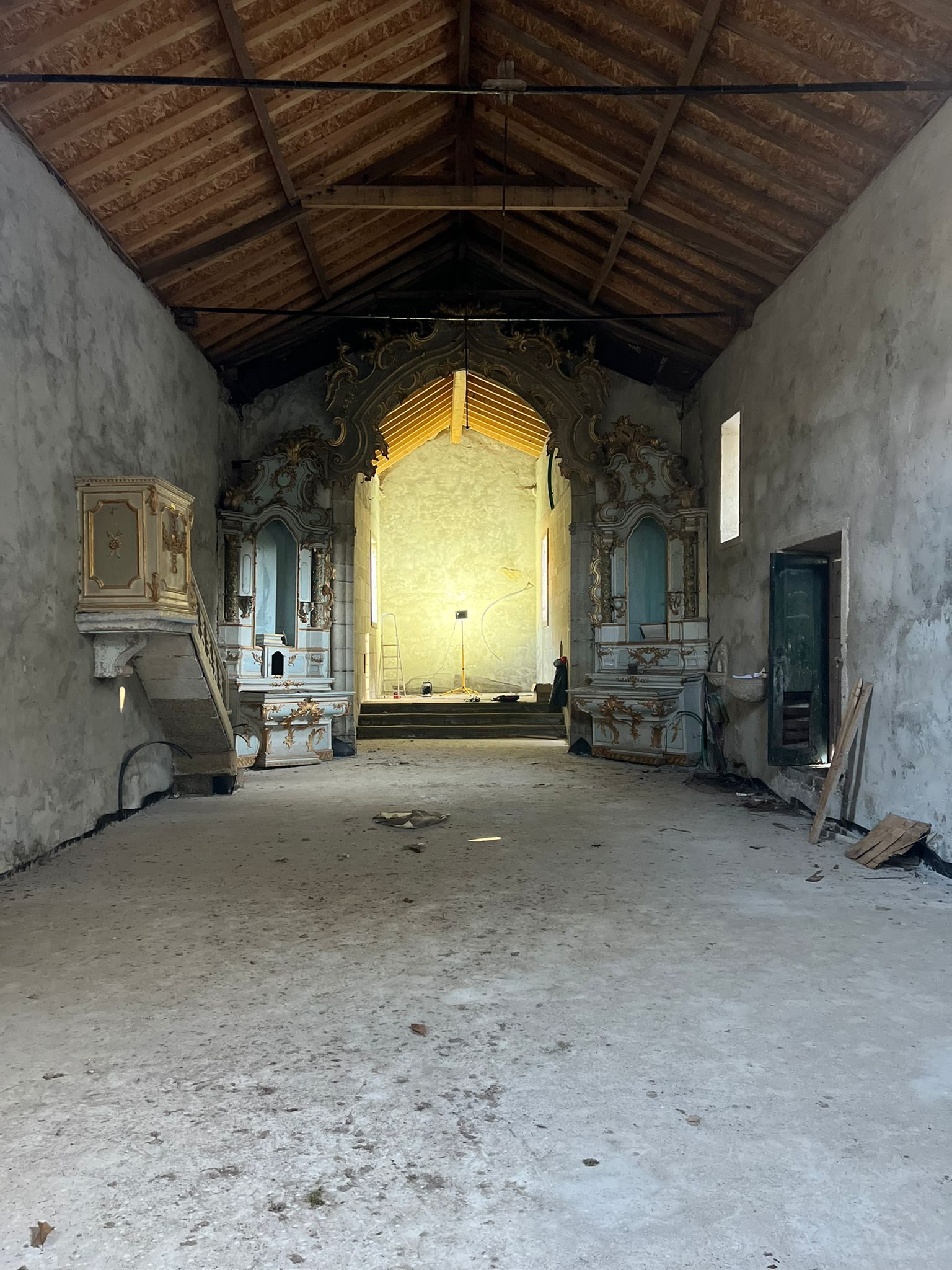 A nave da igreja ainda em terra batida, com os altares por recuperar